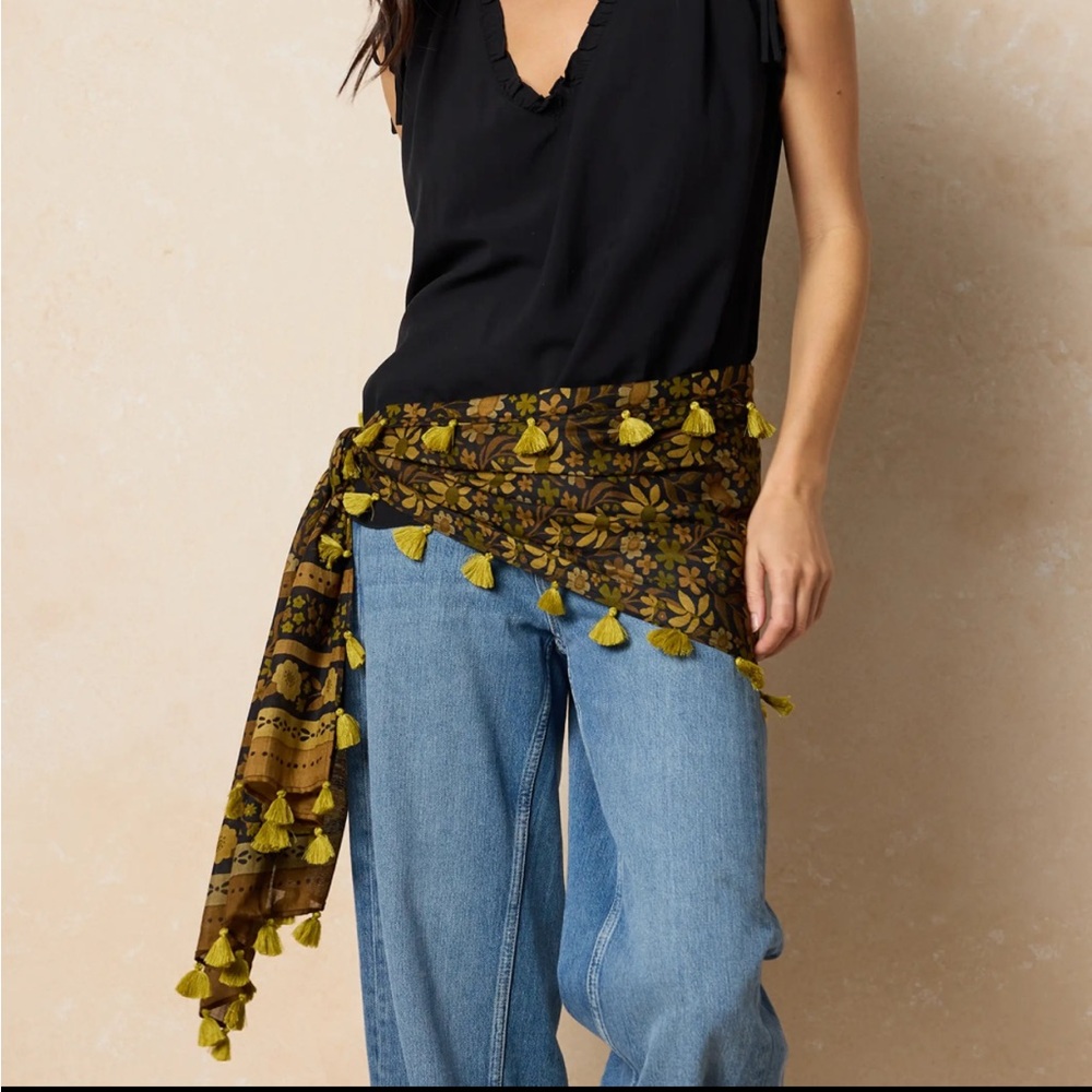 NATURAL LIFE Floral Sayulita Scarf Black Floral - Picture 3 of 8